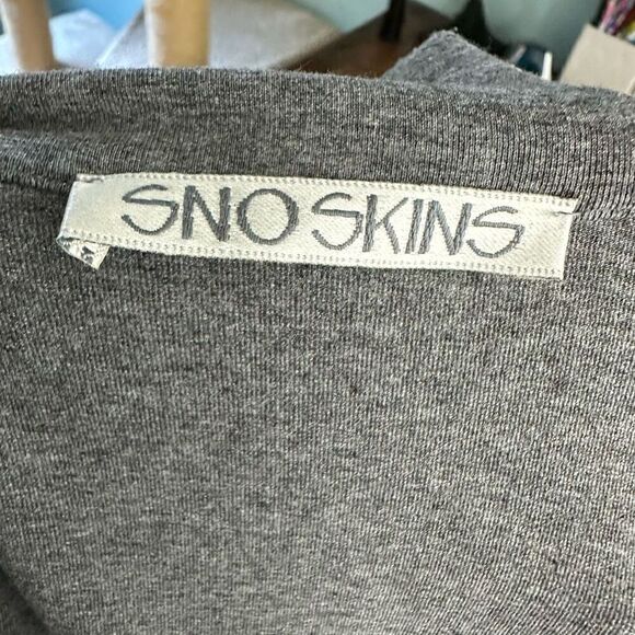 Snoskins Gray 1/4 Zip pullover Beaded Snowflake Crop Length Ski Cabin Size S - Picture 9 of 9